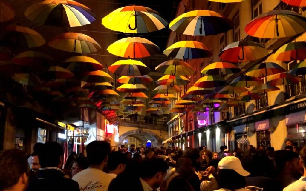 Pub crawl lisbon
